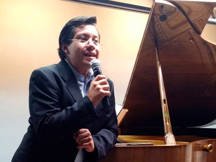 Profesor de técnica vocal, tenor, cantante, en el Orfeó Catalá de Mèxic., México, CDMX