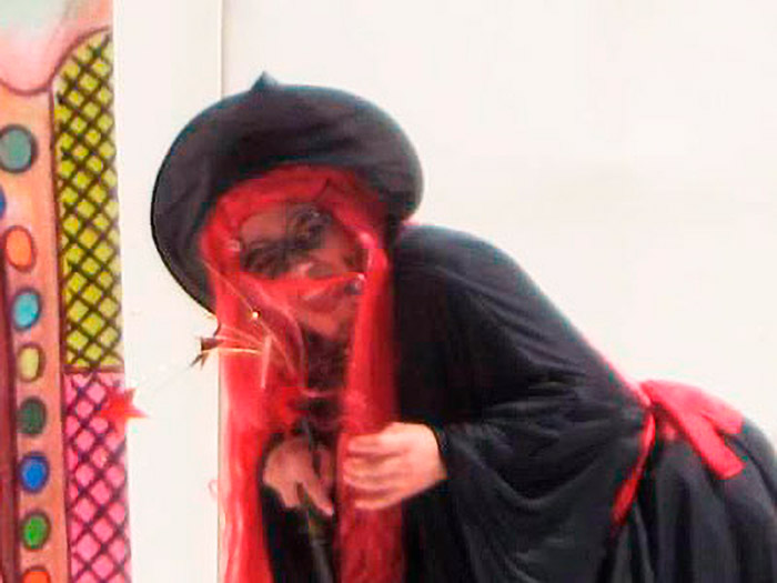 Jorge Fajardo en el papel de La bruja en Hänsel und Gretel de Engelbert Humperdinck. Dirección David Arontes.